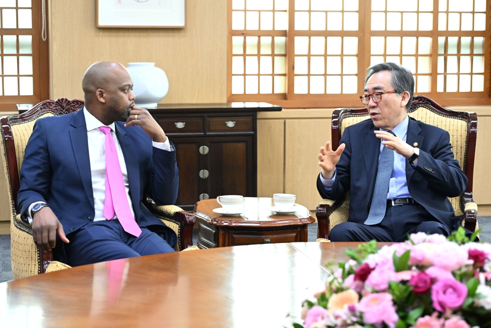 Minister of Foreign Affairs and Secretary-General of AfCFTA Hold Meeting (May 27)